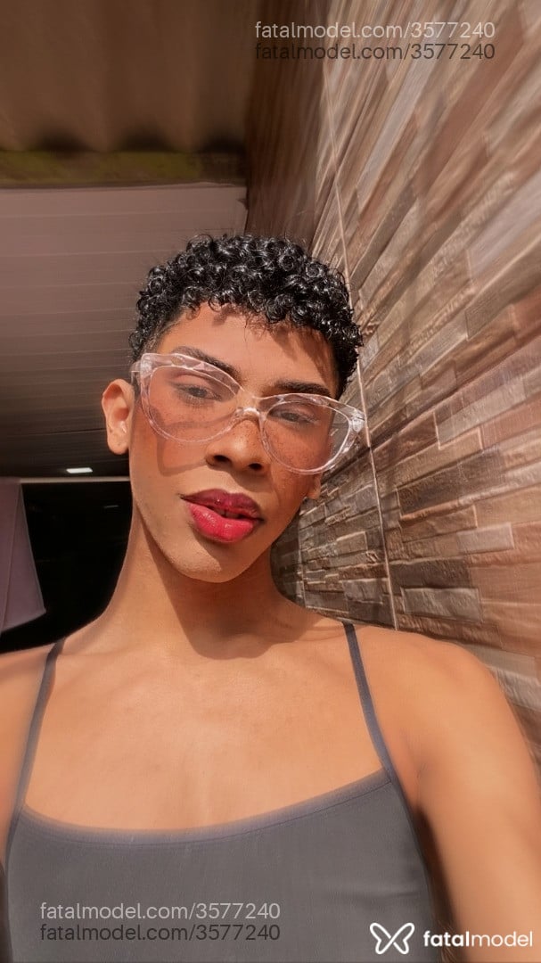 Acompanhante mulher trans morena (o) de olhos pretos - Anita