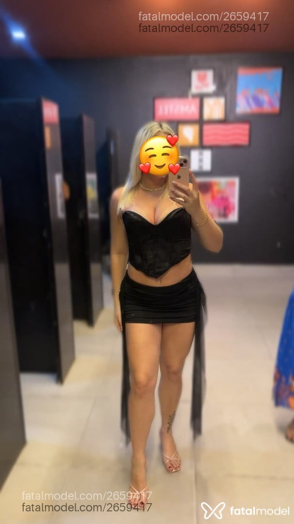 Acompanhante mulher loira (o) de olhos pretos - Polly Pandora