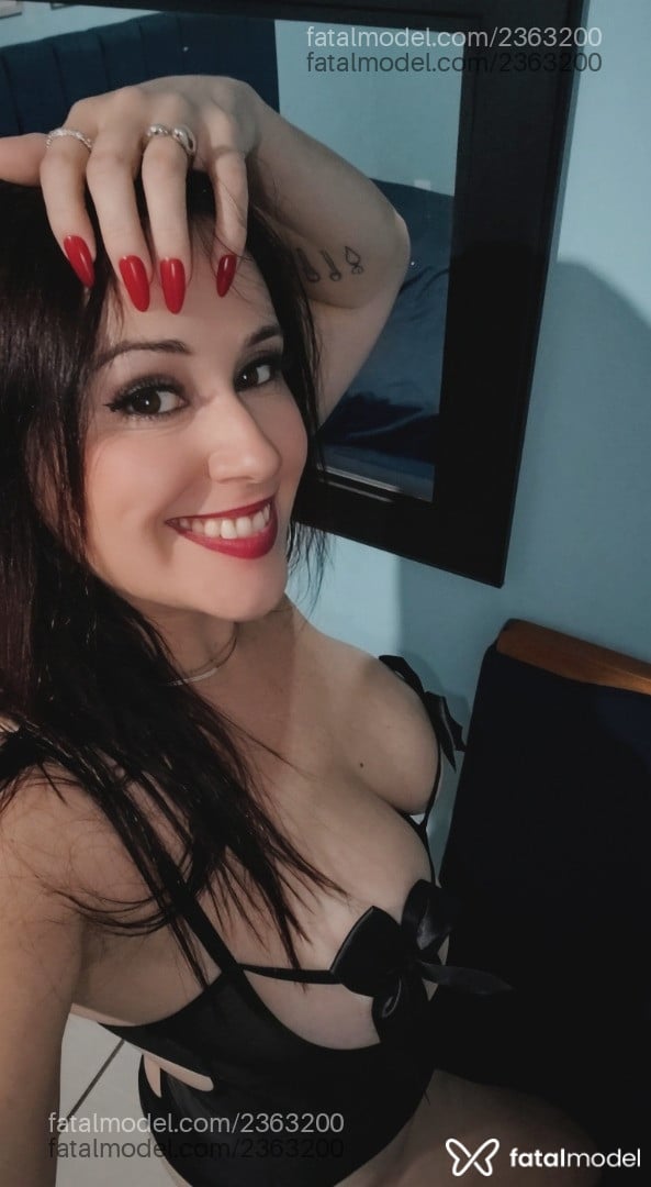 Acompanhante mulher morena (o) de olhos castanhos - Ravenne Noir