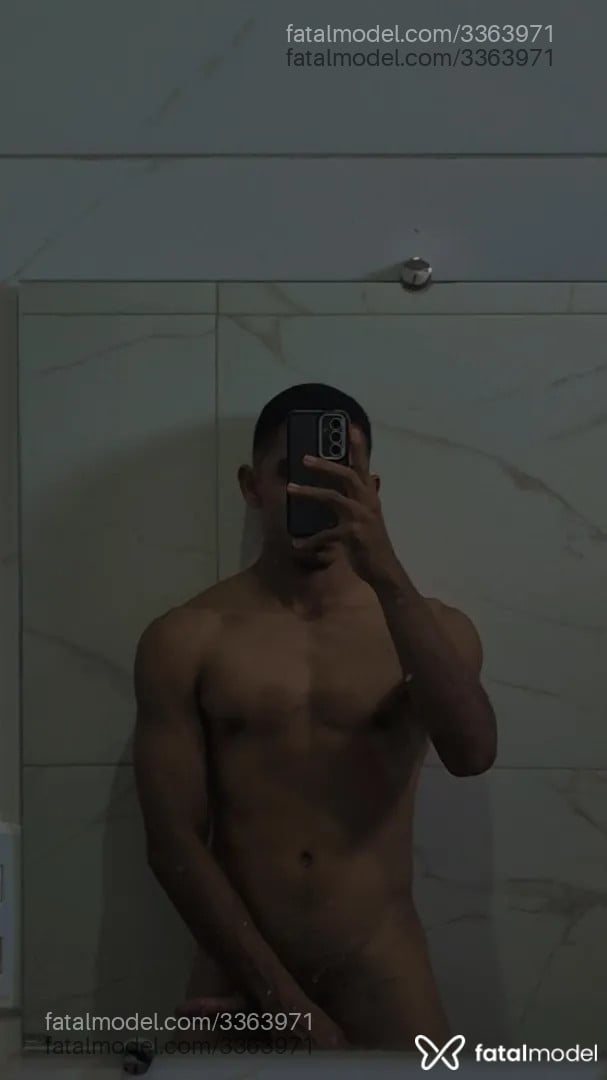 Acompanhante homem com cabelo grisalho de olhos castanhos - Nescauzinho