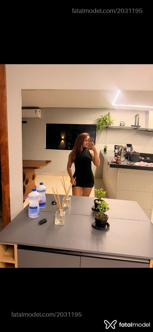 Acompanhante mulher ruiva (o) de olhos castanhos - Scarlett