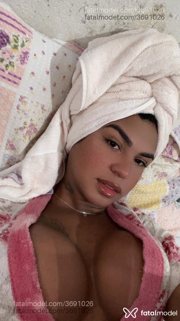 Acompanhante mulher trans morena (o) de olhos pretos - Emanuelly