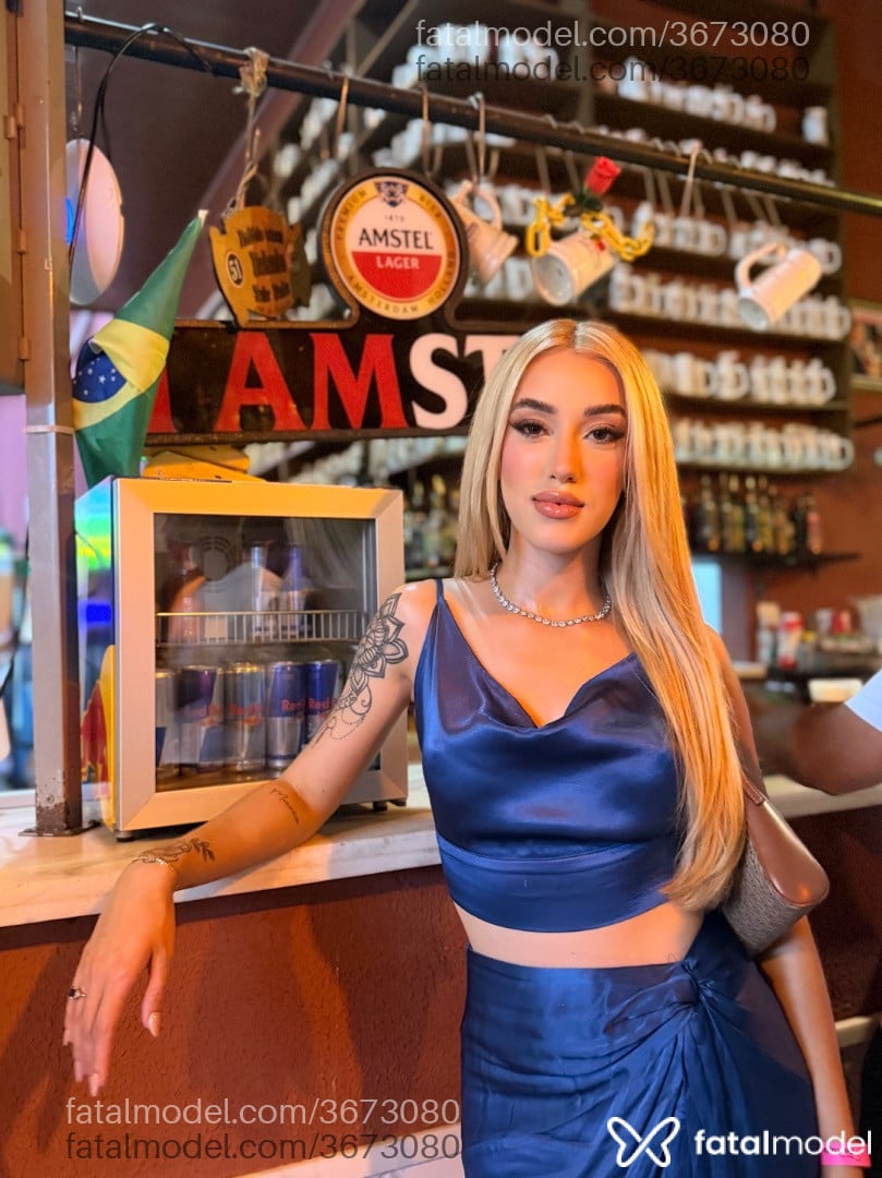 Acompanhante mulher loira (o) de olhos mel - Ísis Valent