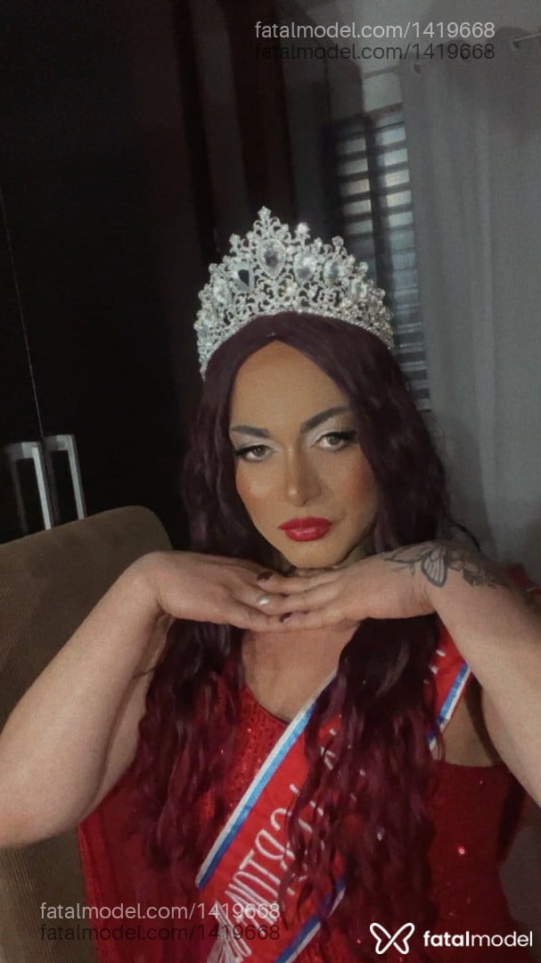 Acompanhante mulher trans loira (o) de olhos castanhos - Baixinhadoprazeres