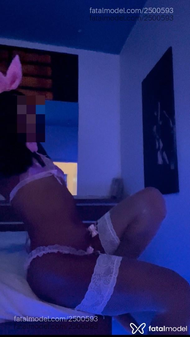Acompanhante mulher trans loira (o) de olhos castanhos - Menina Venen