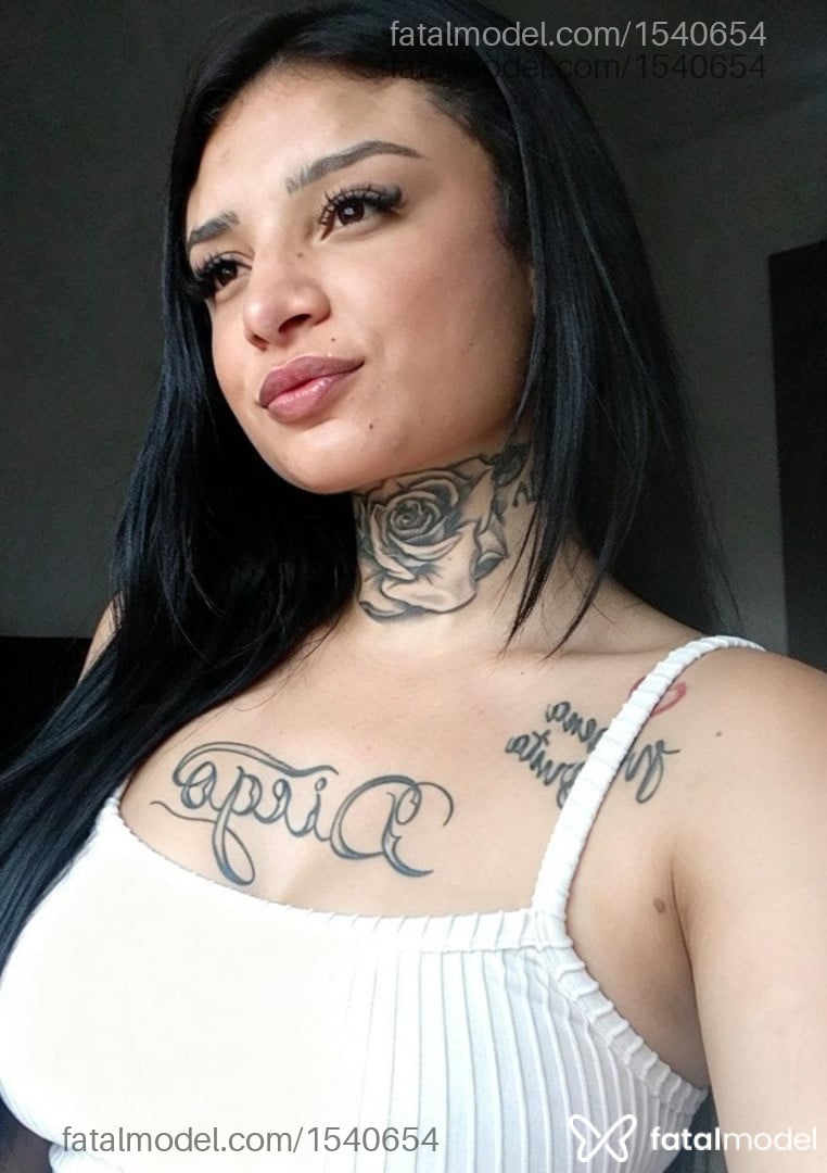 Acompanhante mulher com cabelo castanho de olhos castanhos - Larissa Lais