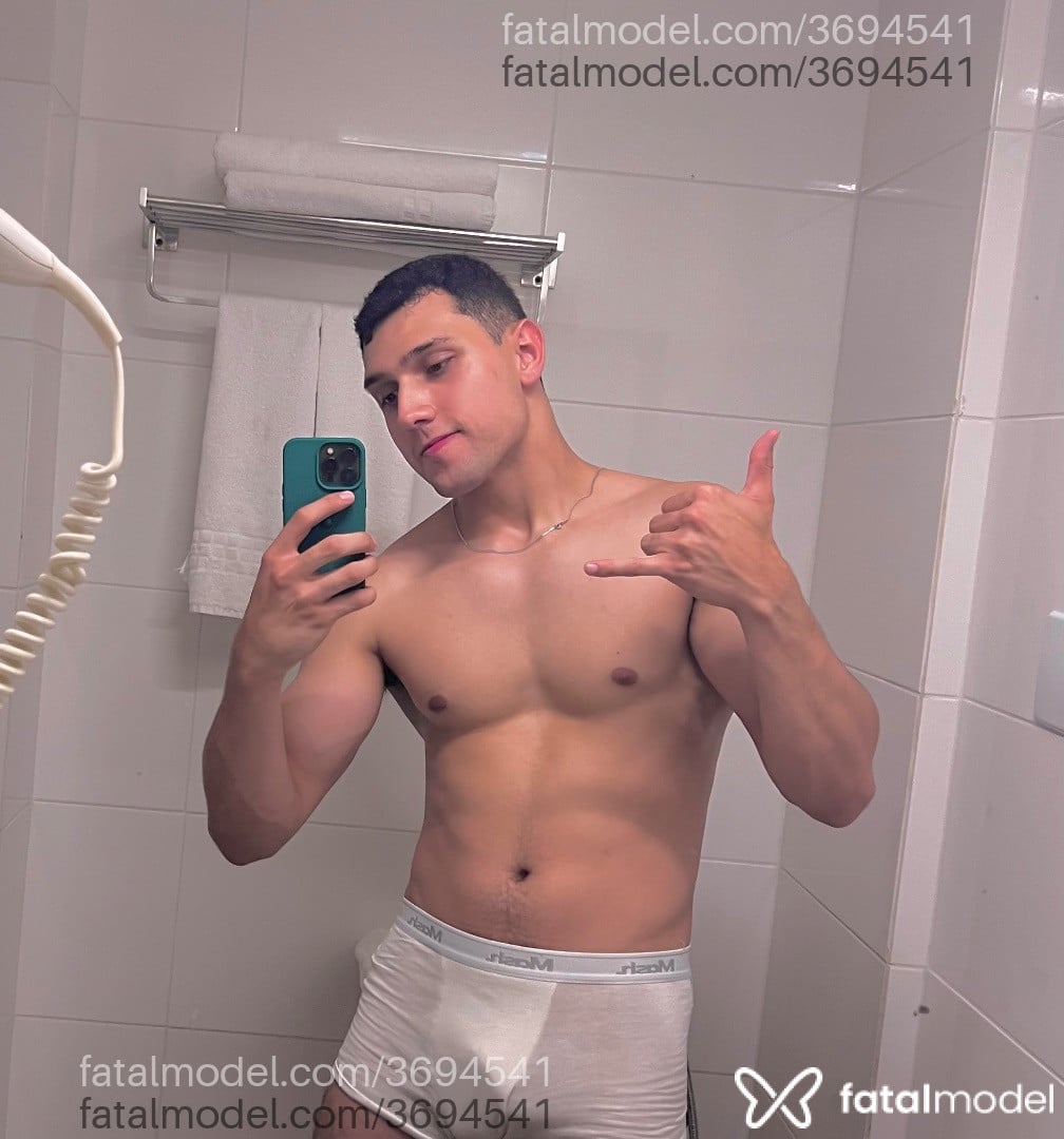 Acompanhante homem com cabelo castanho de olhos castanhos - Luan Muller