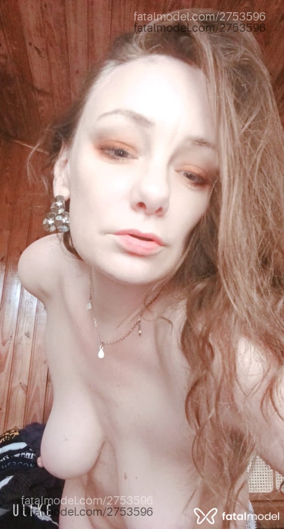 Acompanhante mulher loira (o) de olhos azuis - Julie Squalor