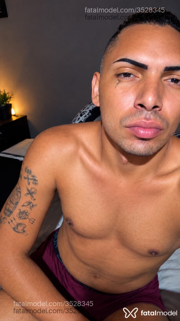 Acompanhante homem com cabelo castanho de olhos castanhos - Lucas