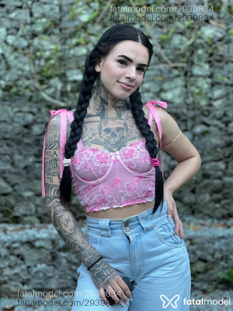 Acompanhante mulher com cabelo castanho de olhos castanhos - Larissa Lima