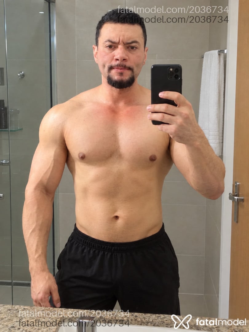 Acompanhante homem morena (o) de olhos castanhos - Magnata