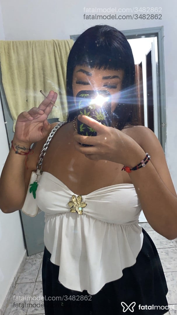 Acompanhante mulher morena (o) de olhos pretos - Milena