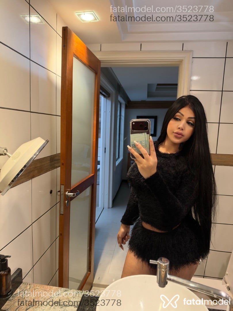 Acompanhante mulher trans morena (o) de olhos castanhos - Júlia Matias