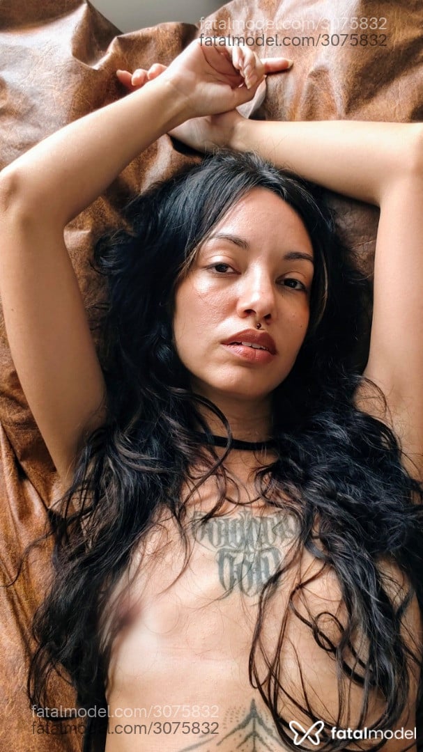 Acompanhante mulher morena (o) de olhos pretos - Margô Belgrado