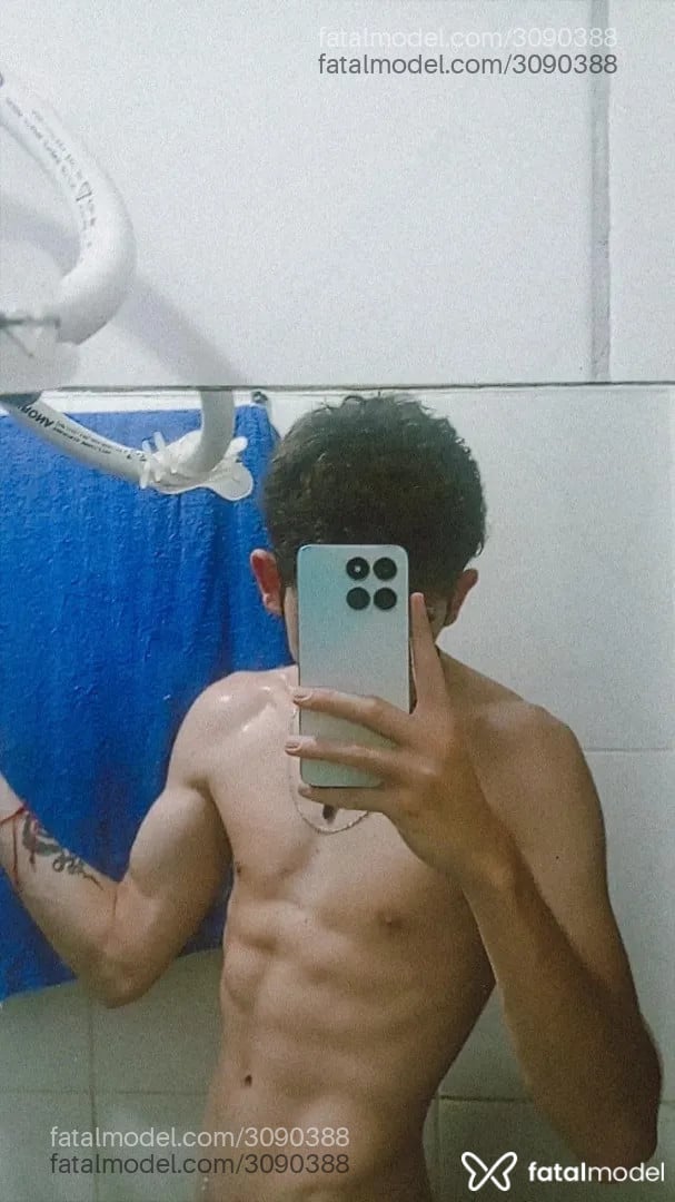 Acompanhante homem com cabelo castanho de olhos pretos - Andrés