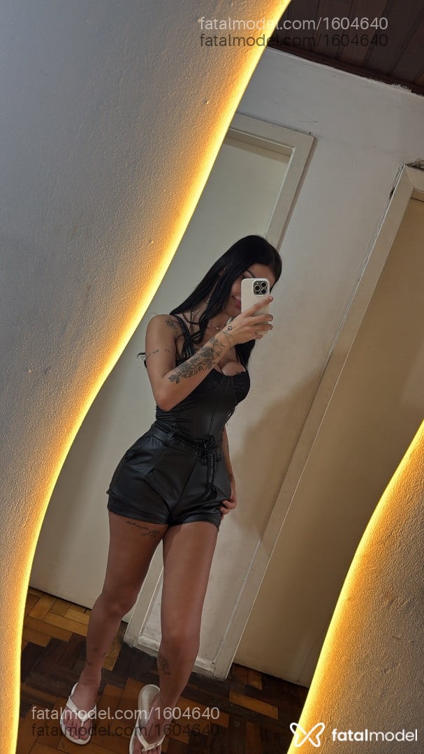 Acompanhante mulher trans com cabelo castanho de olhos castanhos - Morena