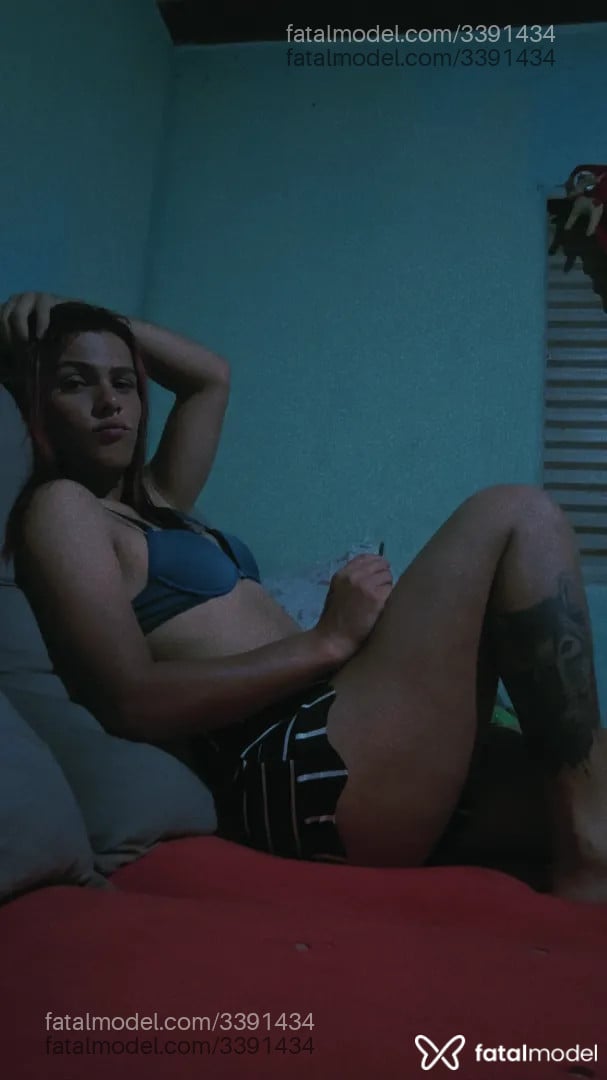 Acompanhante mulher trans ruiva (o) de olhos castanhos - Thiessa
