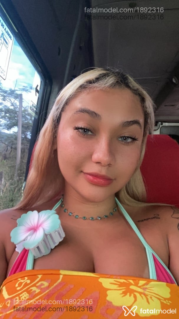 Acompanhante mulher com cabelo castanho de olhos azuis - Myss