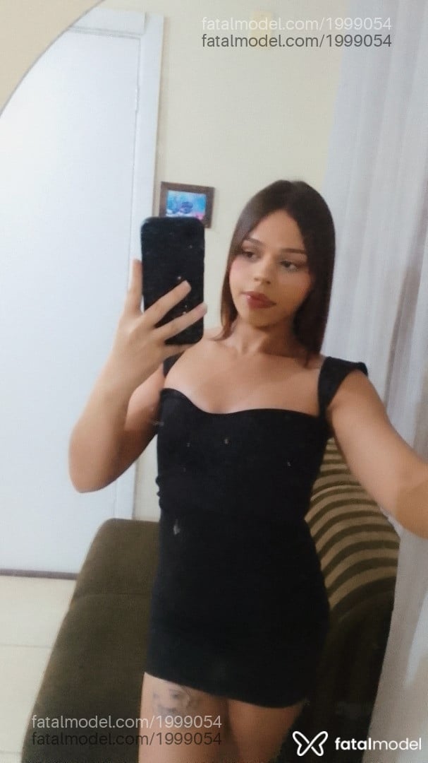 Acompanhante mulher trans com cabelo castanho de olhos mel - Lívia
