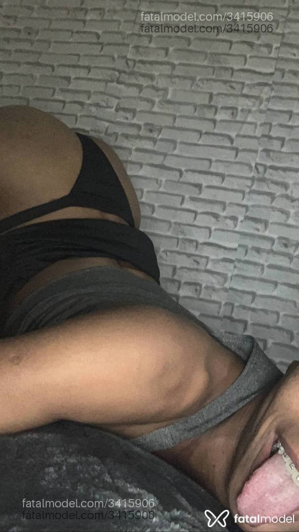 Acompanhante mulher trans morena (o) de olhos pretos - Luíza