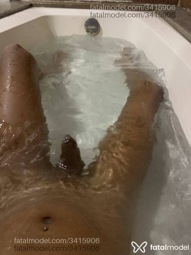 Acompanhante mulher trans morena (o) de olhos pretos - Luíza
