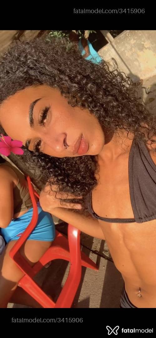 Acompanhante mulher trans morena (o) de olhos pretos - Luíza