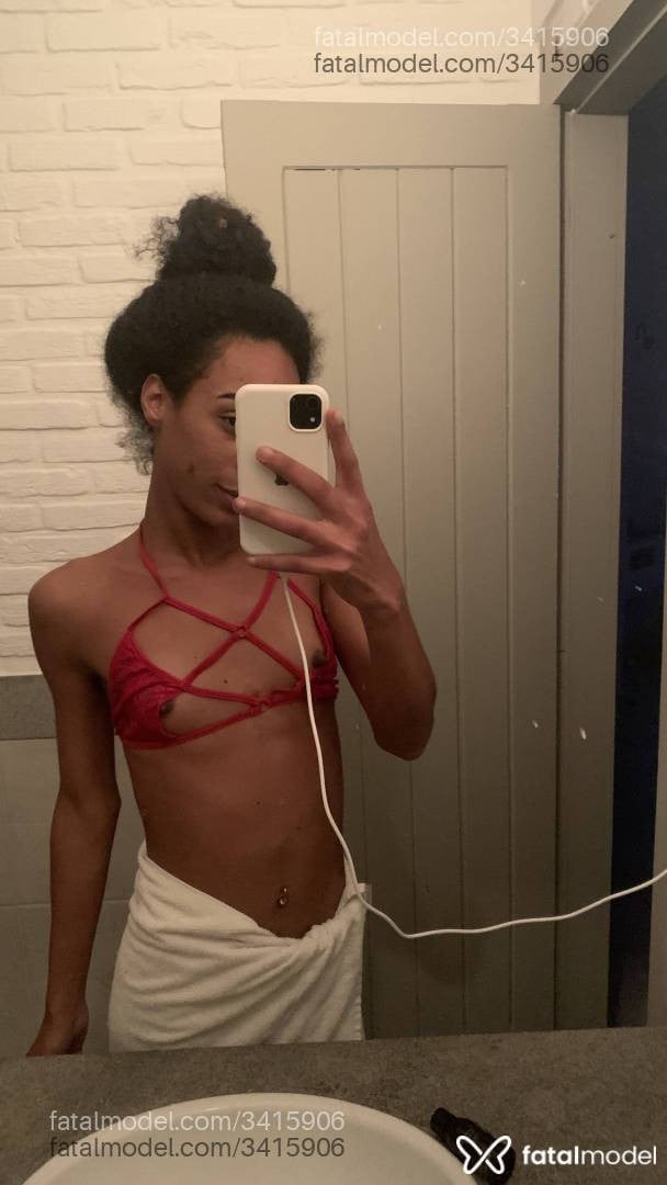 Acompanhante mulher trans morena (o) de olhos pretos - Luíza
