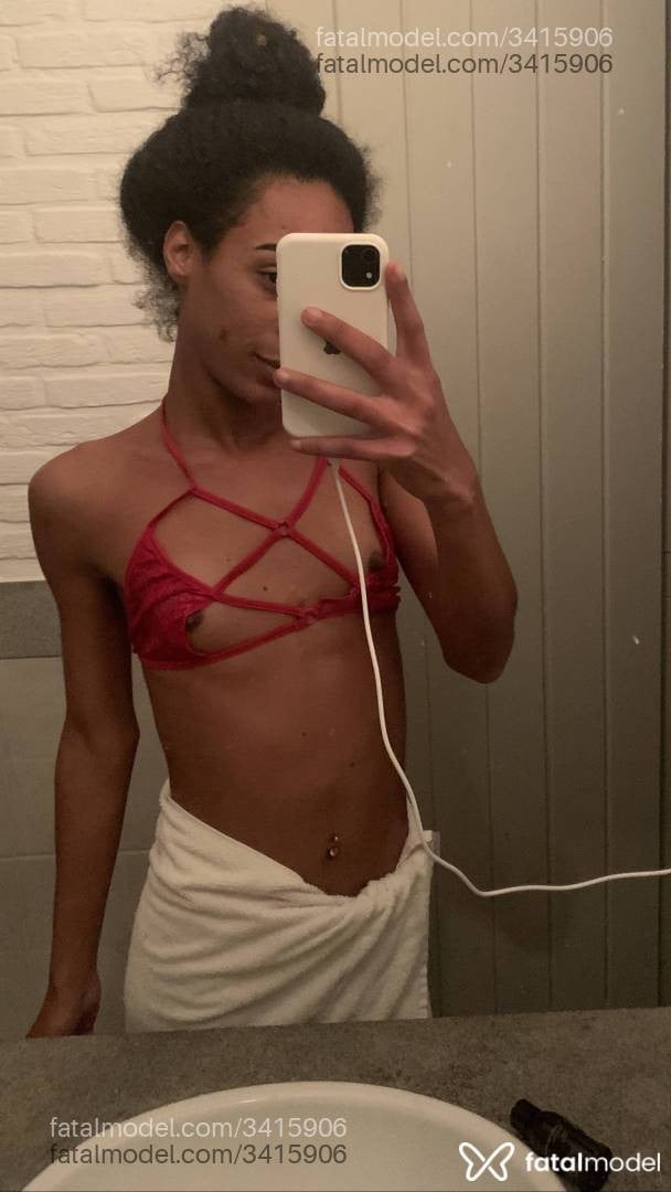 Acompanhante mulher trans morena (o) de olhos pretos - Luíza