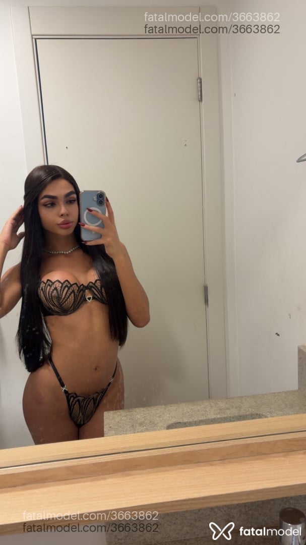 Acompanhante mulher trans morena (o) de olhos castanhos - Daniela Colucci
