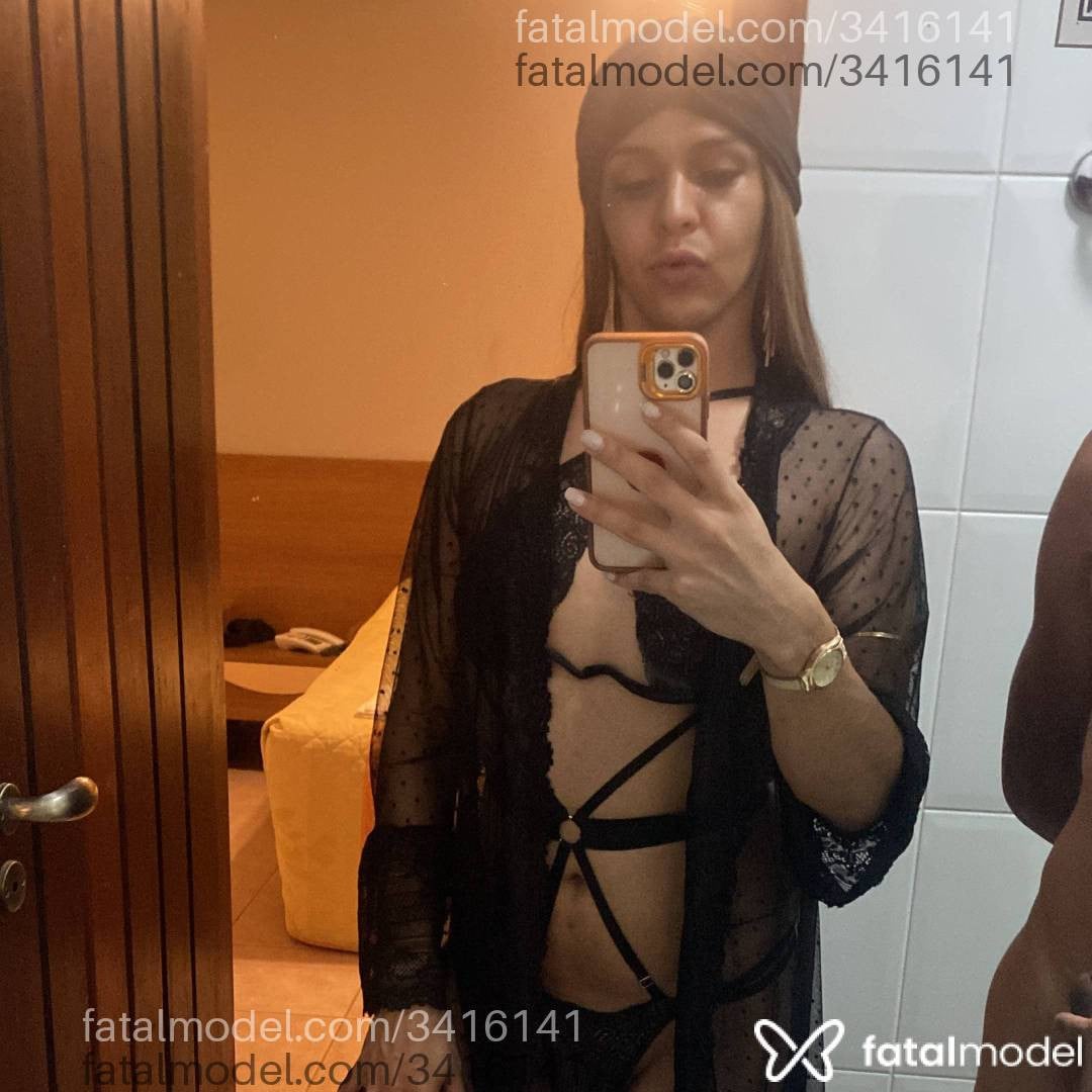 Acompanhante mulher trans loira (o) de olhos castanhos - Fellon Carrington