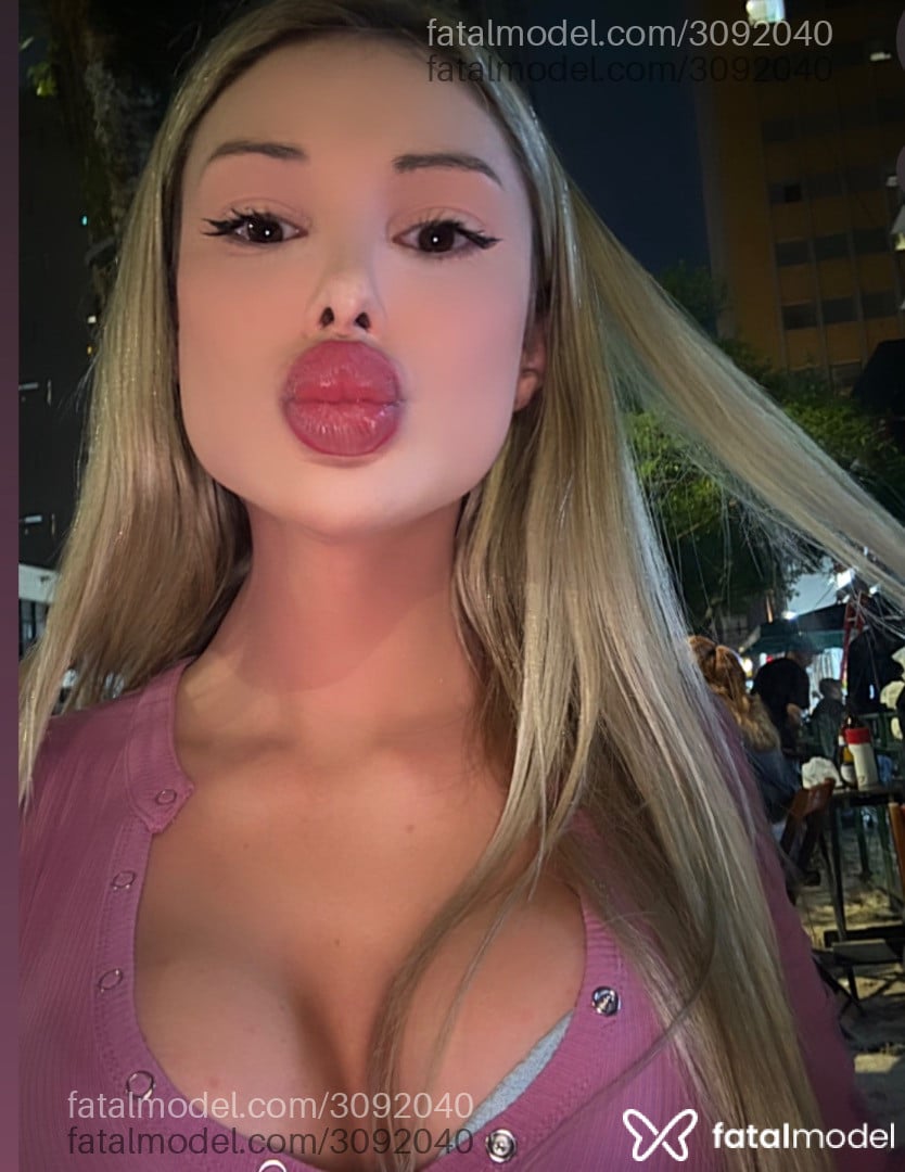 Acompanhante mulher trans loira (o) de olhos castanhos - Daniela Duarte