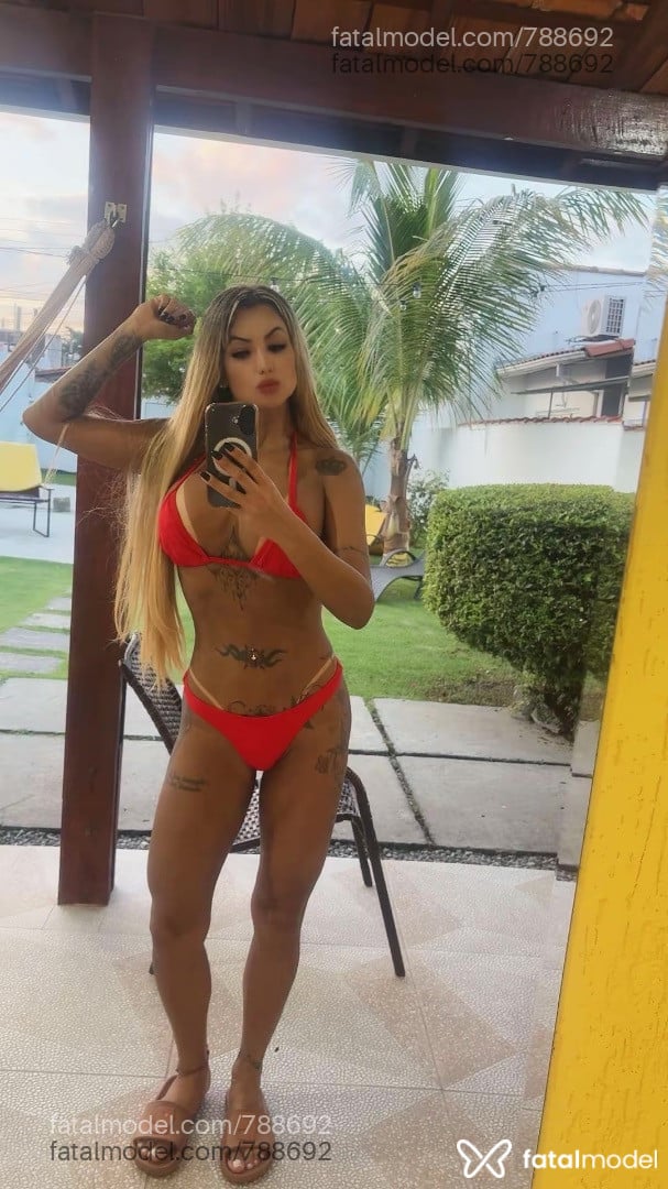 Acompanhante mulher loira (o) de olhos castanhos - Aline