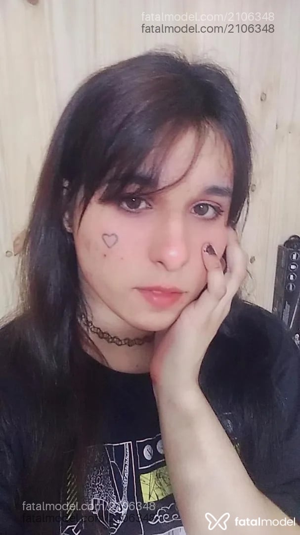 Acompanhante mulher trans com cabelo colorido de olhos castanhos - Mina