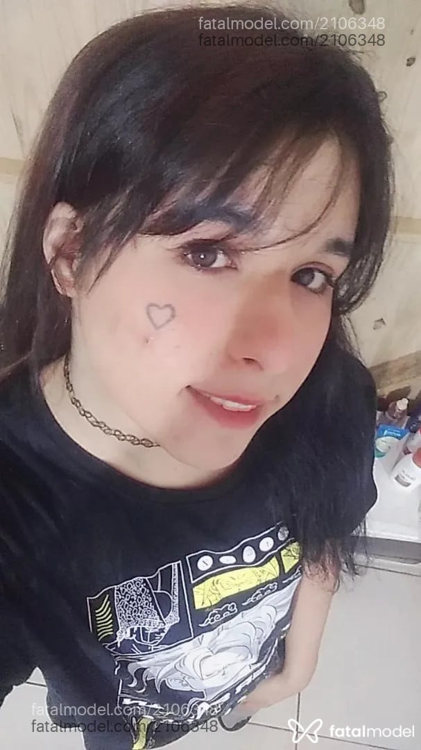 Acompanhante mulher trans com cabelo colorido de olhos castanhos - Mina
