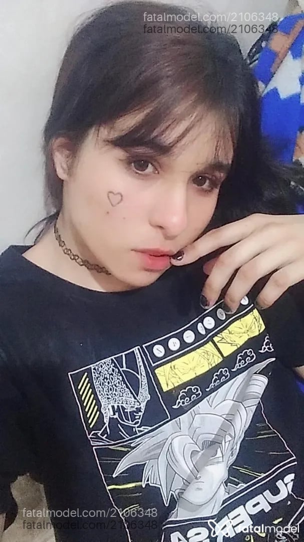 Acompanhante mulher trans com cabelo colorido de olhos castanhos - Mina