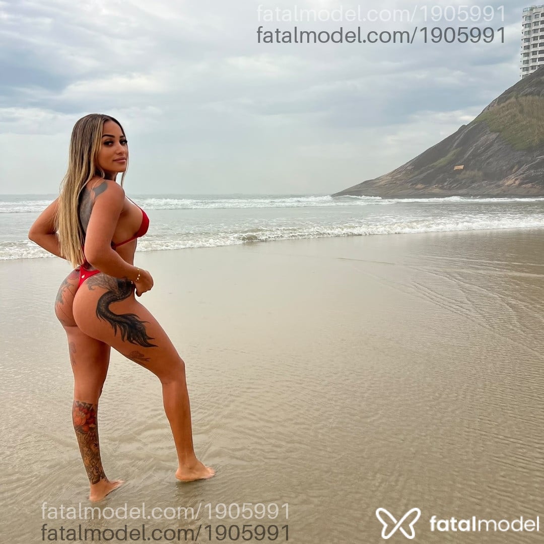 Acompanhante mulher loira (o) de olhos castanhos - Beatriz