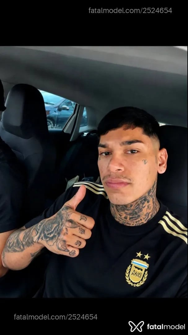 Acompanhante homem com cabelo castanho de olhos castanhos - Thiagozn