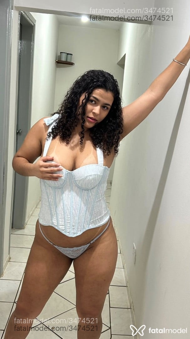 Acompanhante mulher morena (o) de olhos castanhos - Cristal