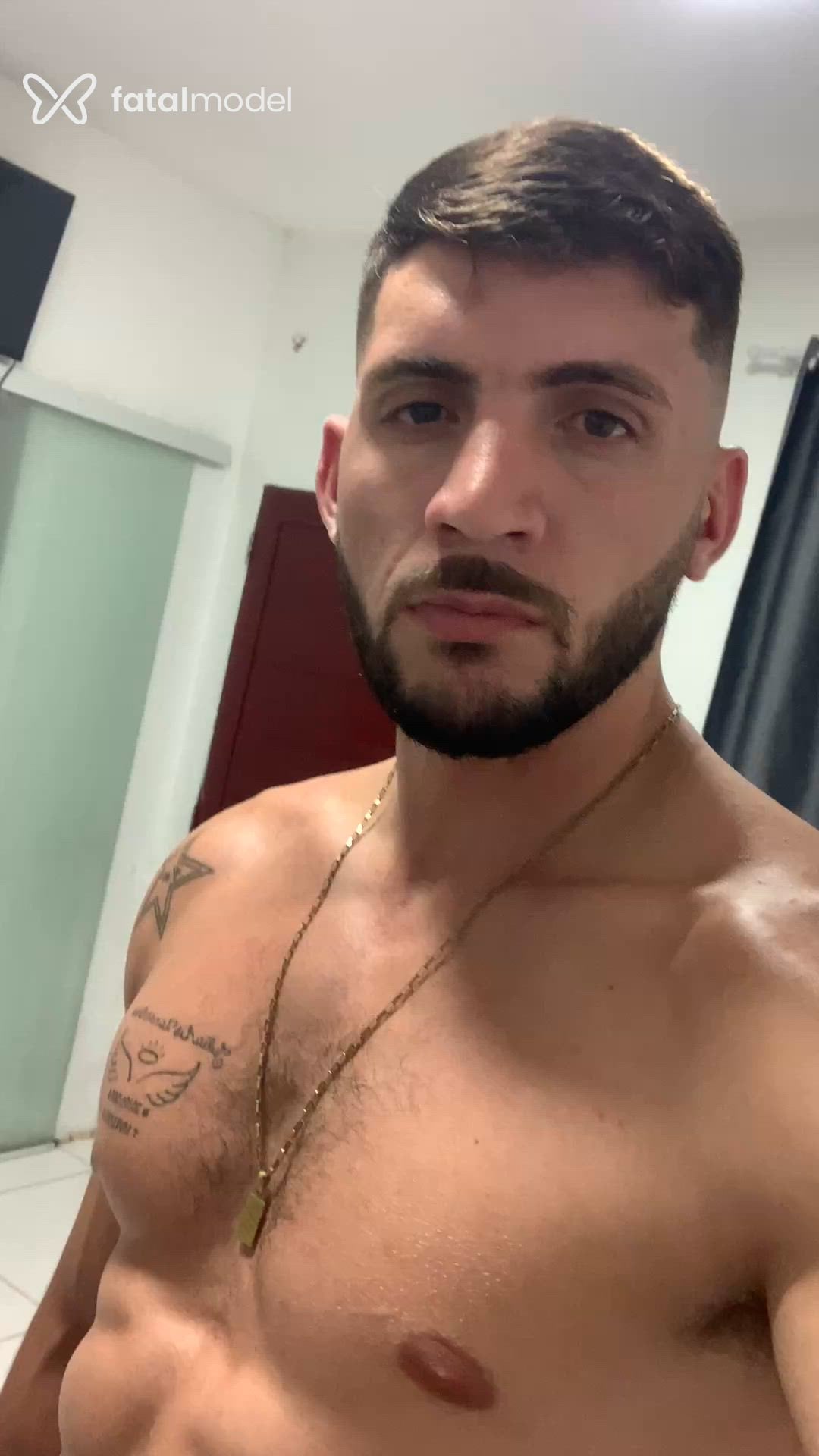Acompanhante homem com cabelo castanho de olhos verdes - Alemao