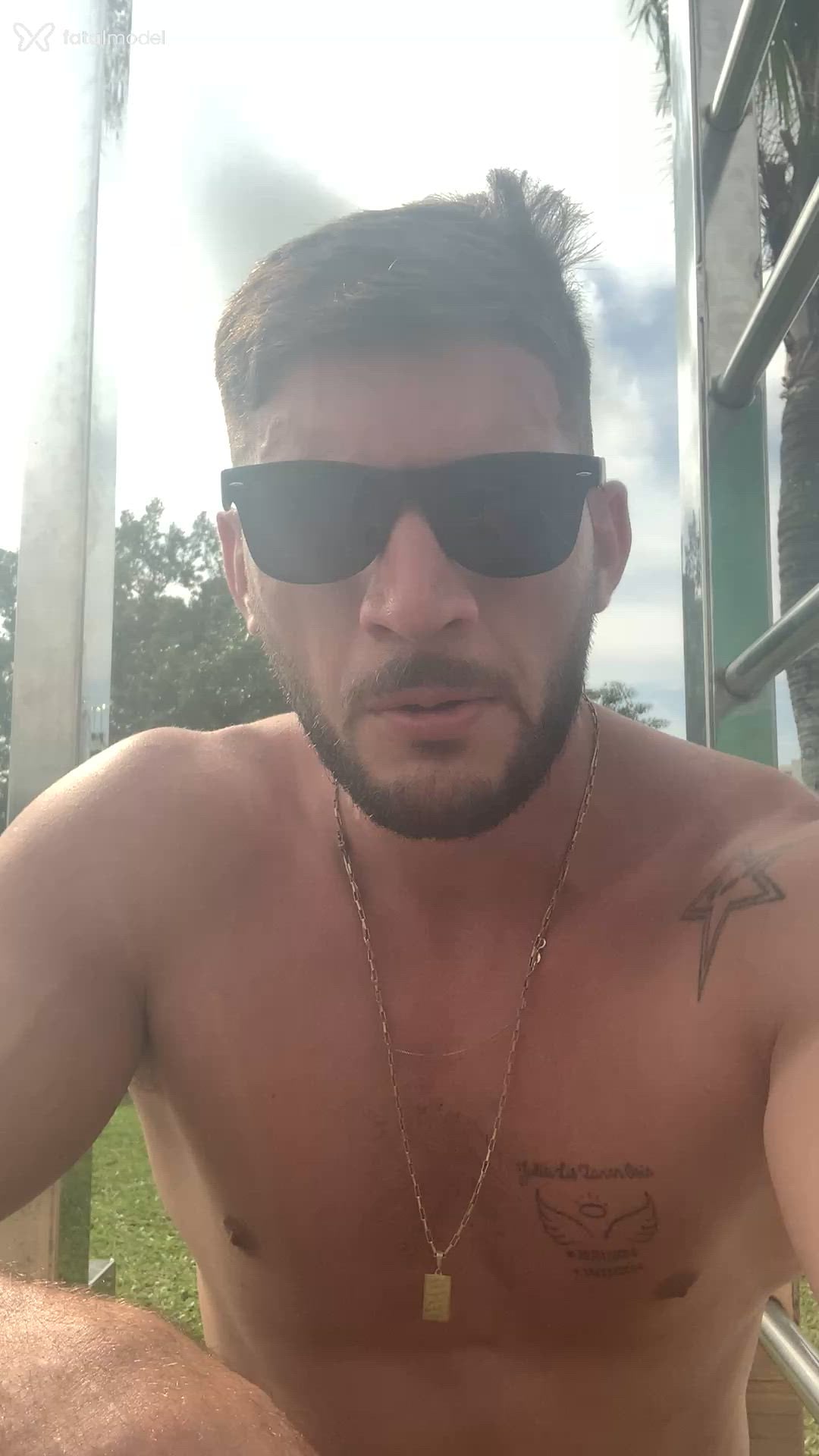 Acompanhante homem com cabelo castanho de olhos verdes - Alemao