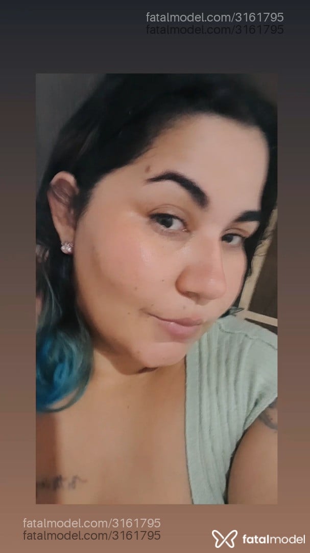 Acompanhante mulher com cabelo colorido de olhos castanhos - Beatriz Sales