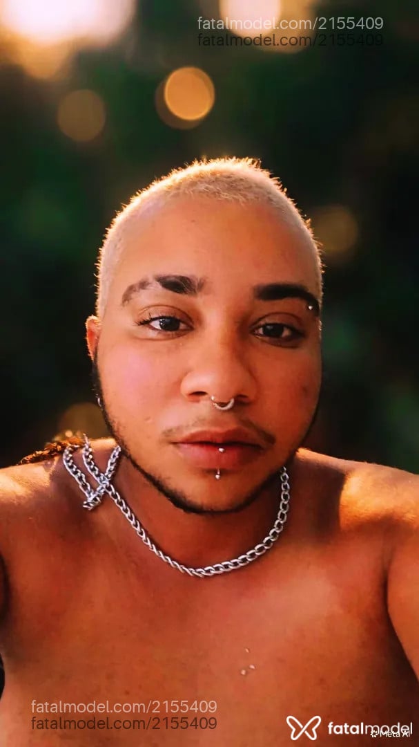 Acompanhante homem trans com cabelo colorido de olhos castanhos - Kauã