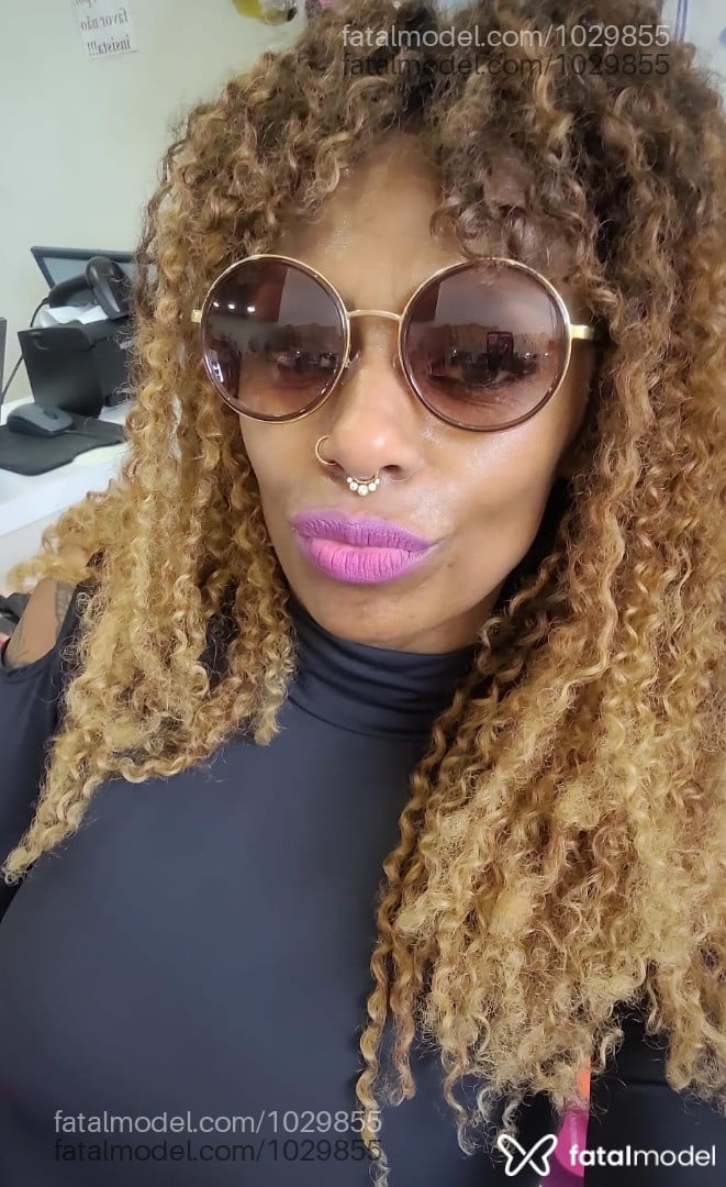 Acompanhante mulher com cabelo colorido de olhos castanhos - Morena flor