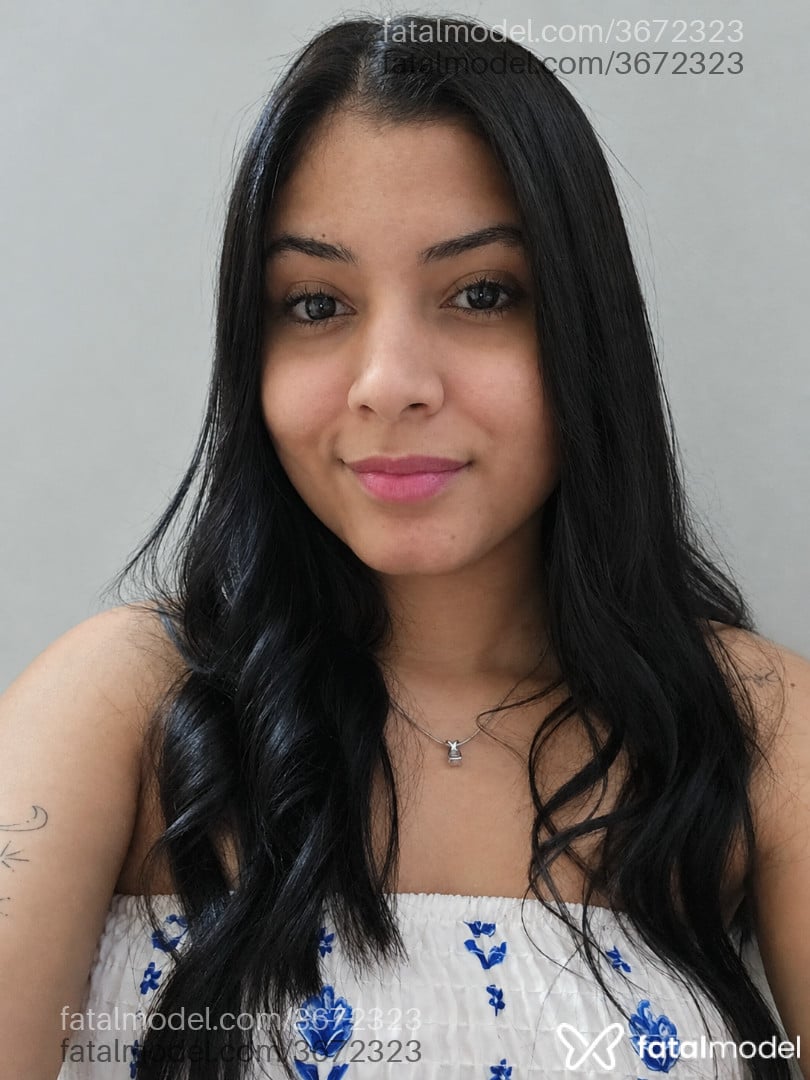 Acompanhante mulher morena (o) de olhos castanhos - Valentina Noir