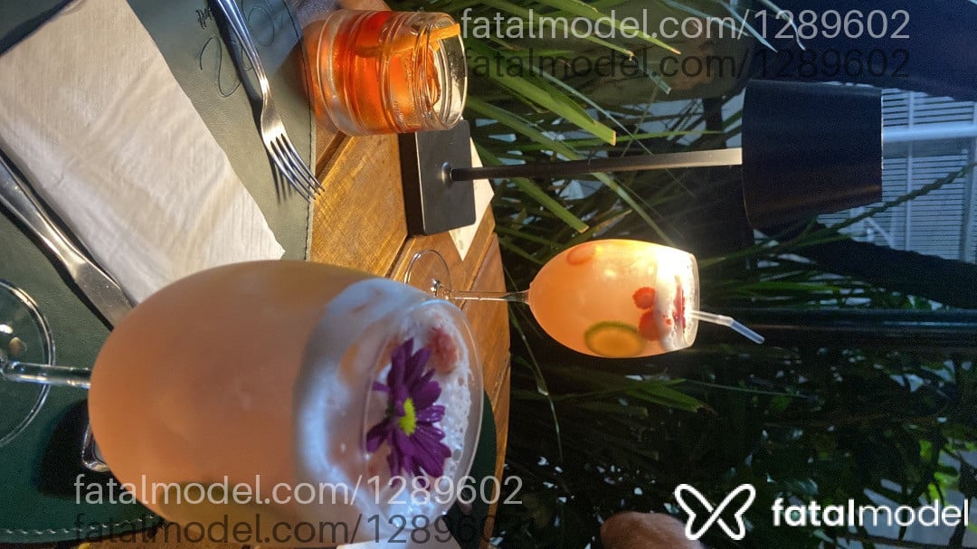 Acompanhante travesti com cabelo colorido de olhos mel - Amanda