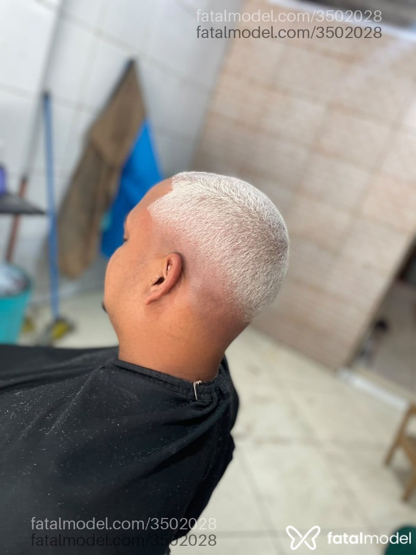 Acompanhante homem com cabelo grisalho de olhos pretos - Morenosilva