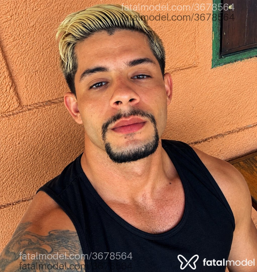 Acompanhante homem com cabelo grisalho de olhos pretos - Pablo