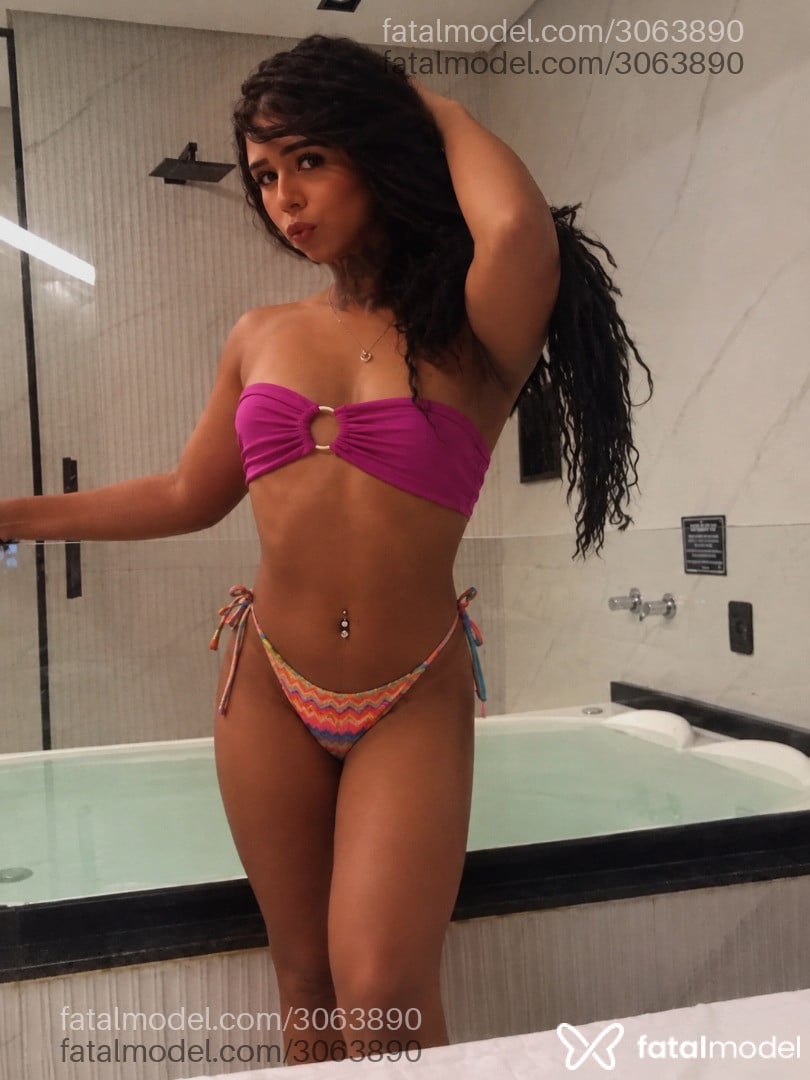 Acompanhante mulher trans morena (o) de olhos pretos - Luiza Lopes
