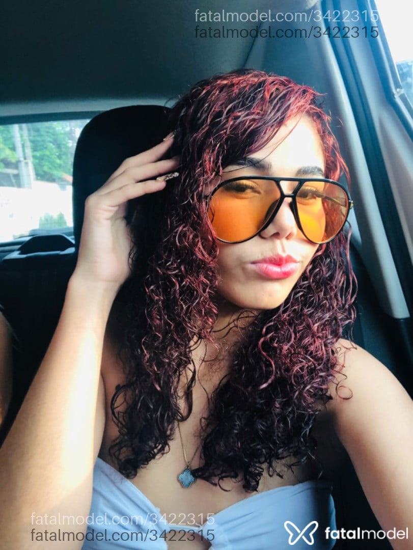 Acompanhante mulher com cabelo colorido de olhos pretos - Isabela