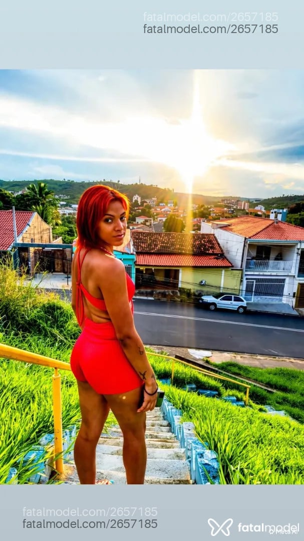 Acompanhante mulher trans com cabelo castanho de olhos castanhos - Jhenyy